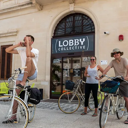 אכסניה Lobby Collective -