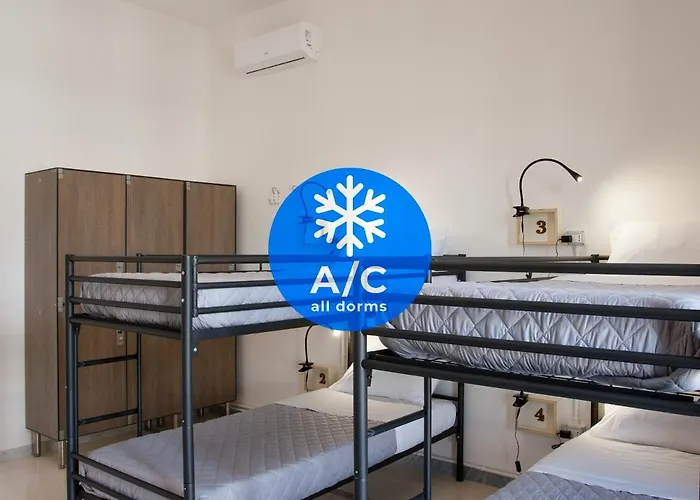 אכסניה Lobby Collective - *