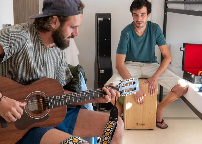 Lobby Collective - אכסניה לצ'ה